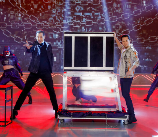 Domingo Legal (17/08): Henry e Klauss encantam com mágica, MCs Créu, Thaysa Maravilha e MC Serginho disputam Passa ou Repassa, e Quem Arrisca Ganha Mais e Até Onde Você Chega