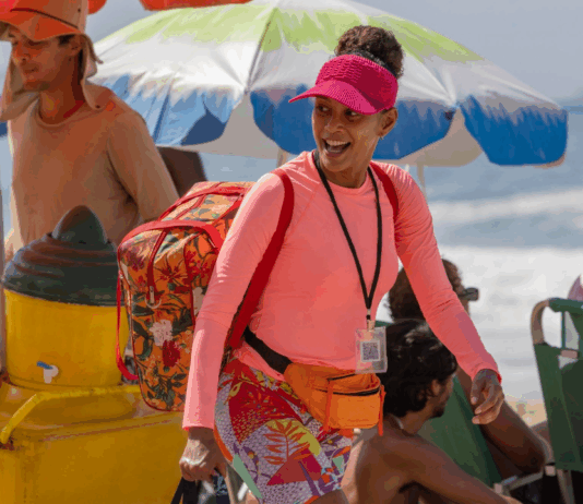 Vale Tudo – Raquel recomeça e é flagrada por Heleninha vendendo sanduíches na praia