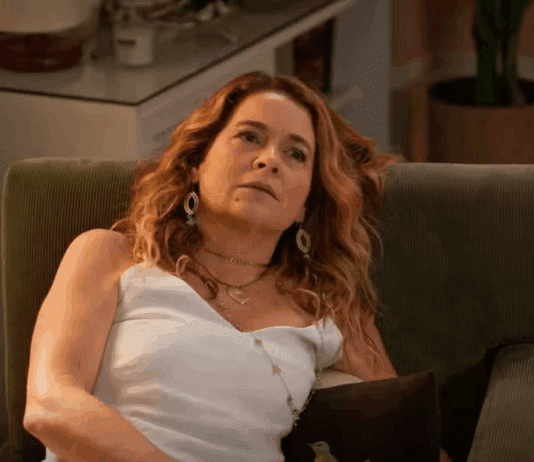 Dona de Mim – Filipa luta contra Deco e desmaia salvando a filha