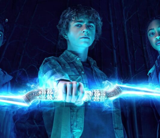 Terceira temporada de Percy Jackson e os Olimpianos inicia filmagens e divulga visual do protagonista