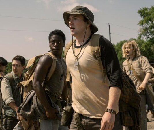 Vale a pena assistir A Longa Marcha: Caminhe ou Morra? Distopia, violência e crítica social na adaptação do clássico de Stephen King