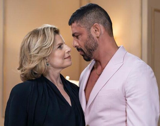 Resumo da novela Vale Tudo de hoje (5) – Odete surge com César em encontro de família