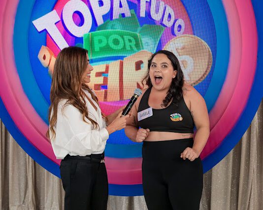 Programa Silvio Santos com Patrícia Abravanel (28) traz Porta da Esperança, Show de Calouros, Topa Tudo por Dinheiro e Câmeras Escondidas com Edson & Hudson, Falcão e Luiza Possi