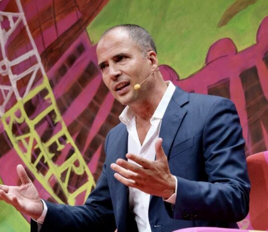 No Conversa com Bial desta quinta (18), Ricardo Araújo Pereira revela experiências com inteligência artificial e bastidores do humor