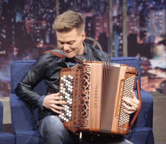 The Noite com Danilo Gentili desta sexta (19) recebe Michel Teló em especial de sucessos