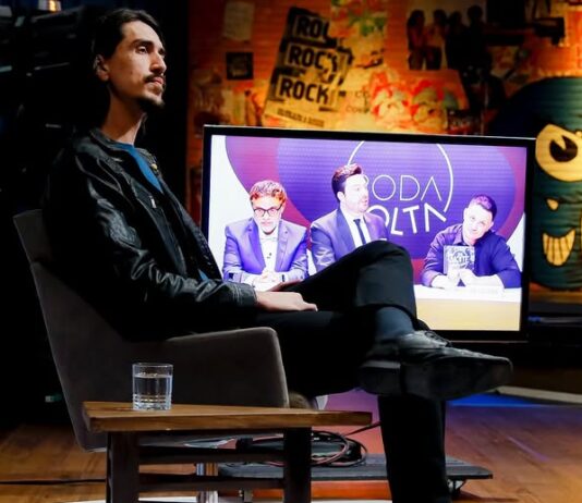 The Noite com Danilo Gentili desta quarta (24) entrevista Vitor Santos, do canal Metaforando, no quadro Roda Solta