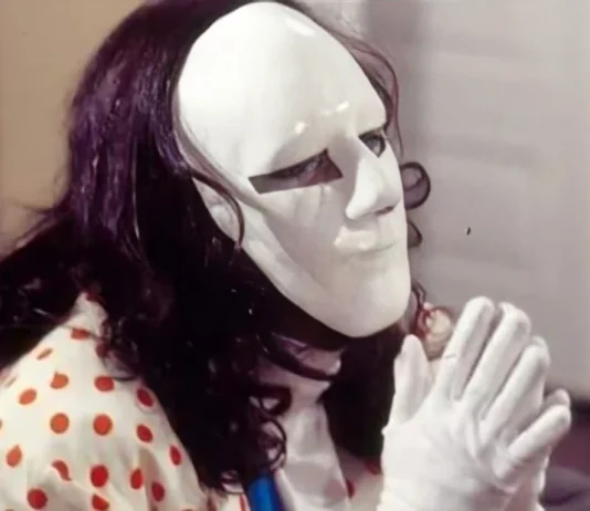 Resumo da novela A Viagem de hoje (19) – Bia se refugia com Igor e Mascarado é rejeitado pela vila