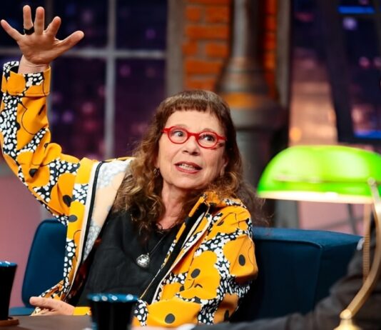 The Noite com Danilo Gentili desta quinta (11) recebe Iara Jamra, atriz que fez história em produções como Tieta e Rá-Tim-Bum