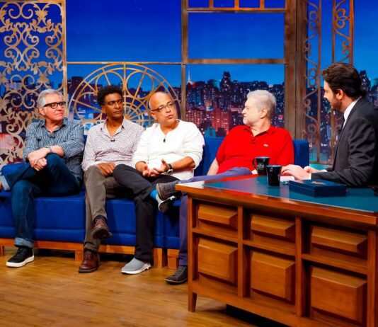 The Noite com Danilo Gentili desta sexta (26) revive a história do Casseta e Planeta em noite de nostalgia, humor e desafios