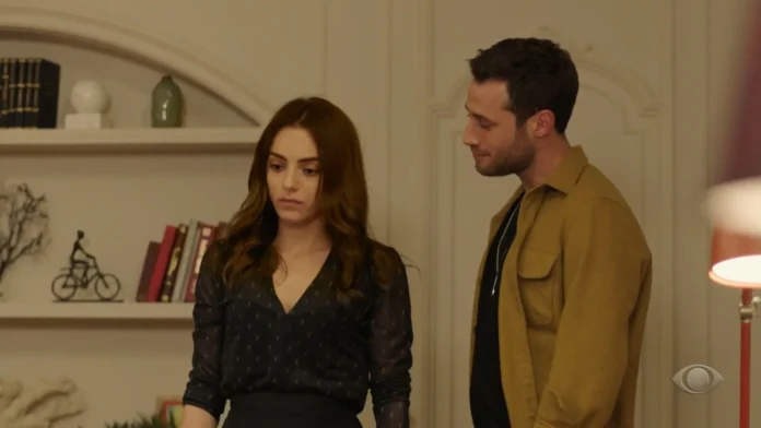 Agah retira acusações contra Cemre e Ceren explode de raiva