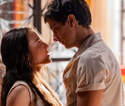 Resumo da novela Êta Mundo Melhor de hoje (18) – Carmem descobre namoro de Dita e Candinho, e Estela beija Túlio novamente