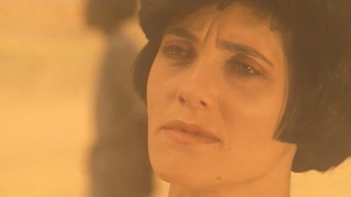 Diná desperta no além e tenta se comunicar com a família