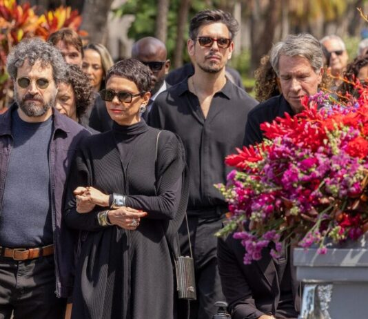 Resumo da novela Vale Tudo de hoje (8) – Enterro de Odete e primeiros depoimentos