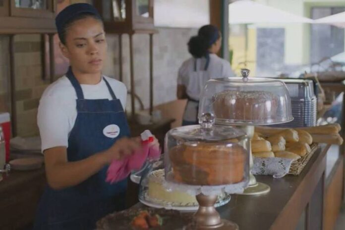 Fátima aparece trabalhando em padaria
