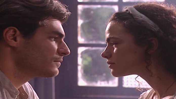 Juliana e Matheu se beijam