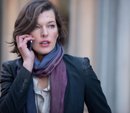 Cine Aventura exibe Perseguindo Abbott neste sábado (25) – Ação, espionagem e suspense com Milla Jovovich e Pierce Brosnan