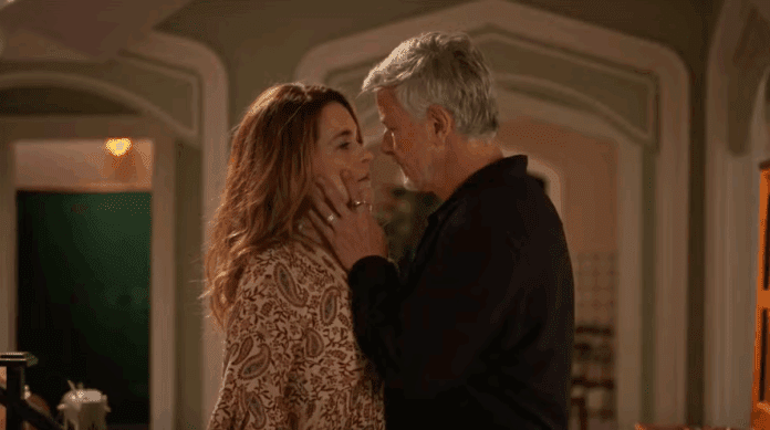 Resumo da novela Dona de Mim de terça (0710) – Jaques e Filipa se beijam e Tânia é chamada para depor