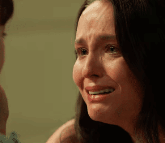Resumo da novela Êta Mundo Melhor de sábado (25/10) – Estela tem uma crise e é levada ao hospital por Celso