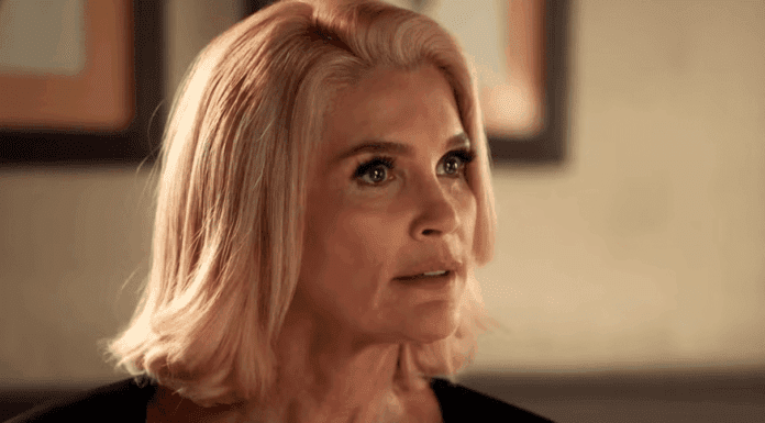 Sandra desperta e Estela se entrega à paixão por Túlio