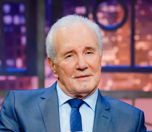 The Noite com Danilo Gentili desta quinta (09/10) recebe Celso Freitas em uma conversa sobre cinco décadas de jornalismo e o futuro da notícia