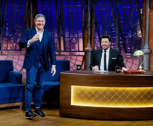 The Noite com Danilo Gentili desta quinta (2/10) recebe o ator Fábio Villa Verde