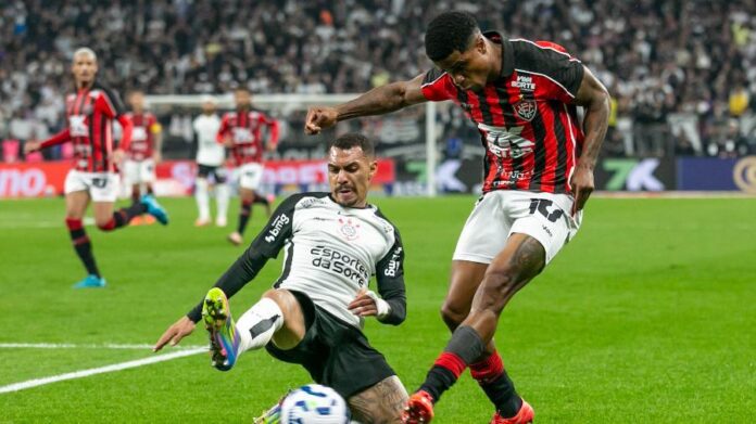matheuzinho-tenta-desarmar-durante-corinthians-x-vitoria-jogo-do-brasileirao-1748819413995_v2_900x506