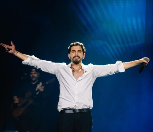 Gustavo Mioto leva turnê Inconfundível a São Paulo em show esgotado e cheio de emoção