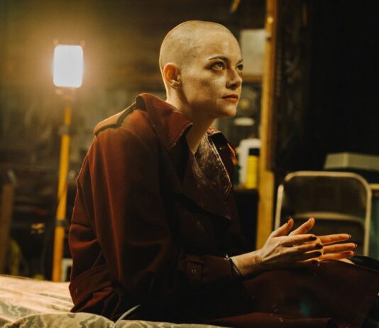 Crítica – Bugonia é um delírio brutal sobre um mundo que transforma pessoas em funções