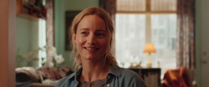 Entre Duas Mulheres Chloé Robichaud traz frescor e coragem em nova comédia sobre desejo e liberdade feminina