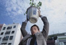 Park Chan-wook retorna aos cinemas brasileiros com humor ácido; “A Única Saída” ganha trailer e pôster oficiais