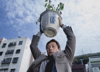 Park Chan-wook retorna aos cinemas brasileiros com humor ácido; “A Única Saída” ganha trailer e pôster oficiais