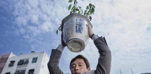 Park Chan-wook retorna aos cinemas brasileiros com humor ácido; “A Única Saída” ganha trailer e pôster oficiais