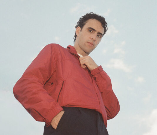 Zeca Veloso escolhe o Queremos! Festival 2026 para lançar ao vivo a turnê “Boas Novas” e inaugurar uma nova fase artística