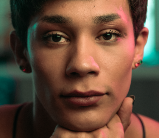 “7 Dias da Semana” chega ao YouTube com retratos sensíveis sobre a presença de pessoas trans no cotidiano