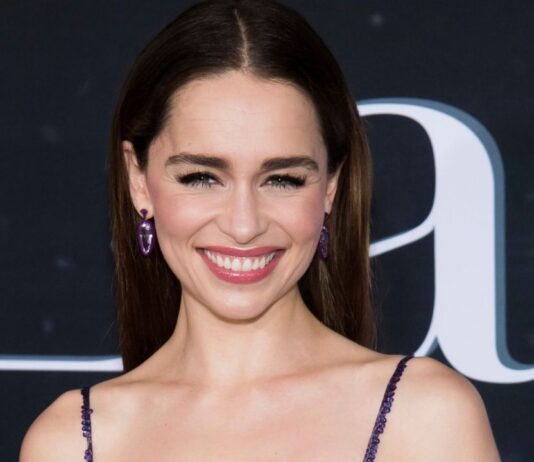 Emilia Clarke descarta retorno à fantasia e diz que Game of Thrones marcou o fim de um ciclo em sua carreira