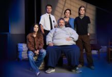 A Baleia retorna aos palcos e estreia nova montagem em São Paulo com Emílio de Mello no papel de Charlie