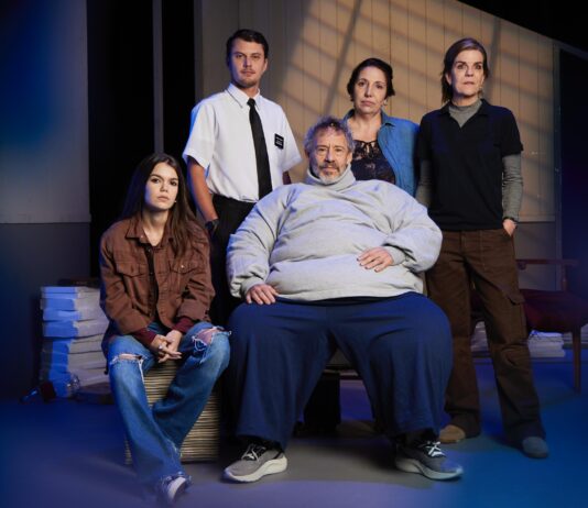 A Baleia retorna aos palcos e estreia nova montagem em São Paulo com Emílio de Mello no papel de Charlie