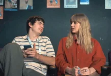 Um número errado dá início a uma busca romântica no trailer de Finding Emily