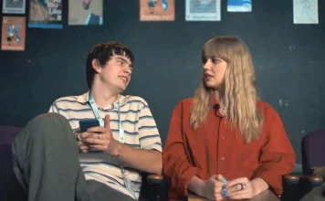 Um número errado dá início a uma busca romântica no trailer de Finding Emily