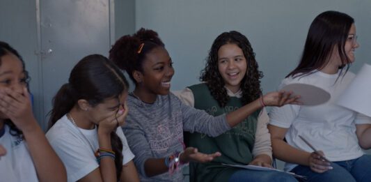 Premiado em Berlim, documentário “Hora do Recreio” chega aos cinemas com sessões especiais voltadas a estudantes e comunidades do Rio