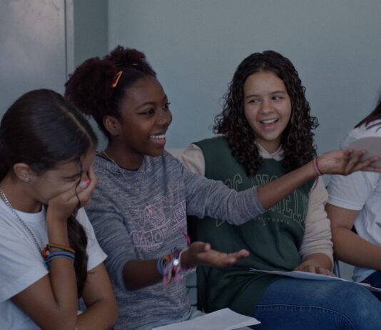 Premiado em Berlim, documentário “Hora do Recreio” chega aos cinemas com sessões especiais voltadas a estudantes e comunidades do Rio