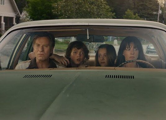 No Fim da Rua | Warner apresenta trailer de ficção científica com Anne Hathaway que transforma subúrbio em zona de sobrevivência