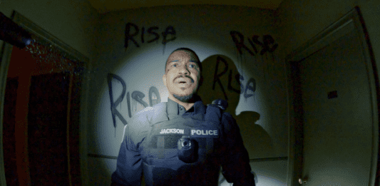 Terror em estilo found footage “POV: Presença Oculta” chega aos cinemas e aposta em narrativa claustrofóbica vista pelas câmeras de policiais