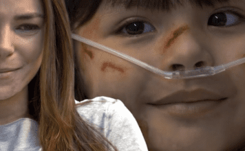 Resumo da novela Presente de Amor de terça (24/03) – Fedra sofre queda fatal e família De la Vega enfrenta choque