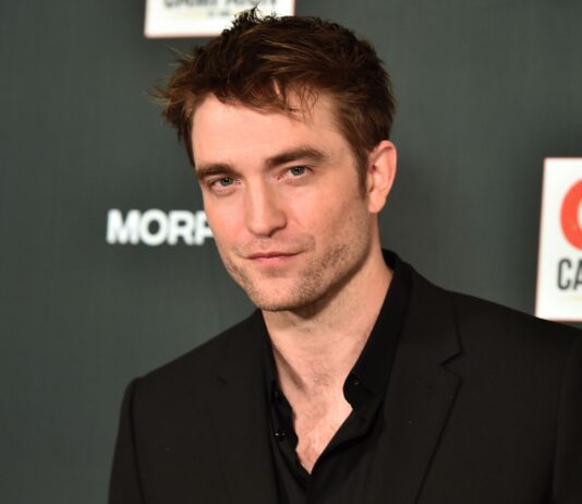 Robert Pattinson abre o jogo sobre entrevistas e revela por que inventa histórias ao longo dos anos