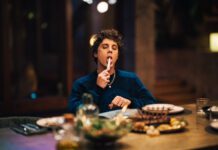 Karim Aïnouz revela trailer de Rosebush Pruning, sátira ácida sobre os segredos de uma família rica em Berlim