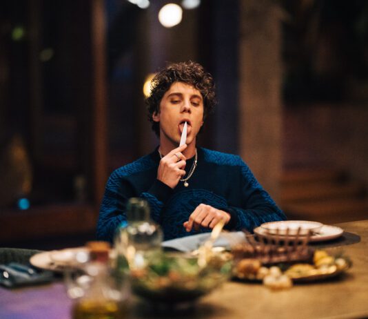 Karim Aïnouz revela trailer de Rosebush Pruning, sátira ácida sobre os segredos de uma família rica em Berlim