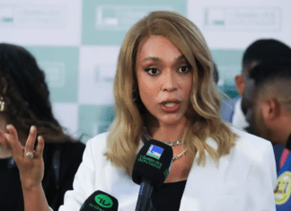 Roda Viva desta segunda (30/3) recebe Erika Hilton, primeira mulher trans a presidir comissão na Câmara, em edição especial