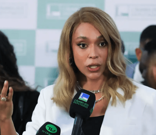 Roda Viva desta segunda (30/3) recebe Erika Hilton, primeira mulher trans a presidir comissão na Câmara, em edição especial