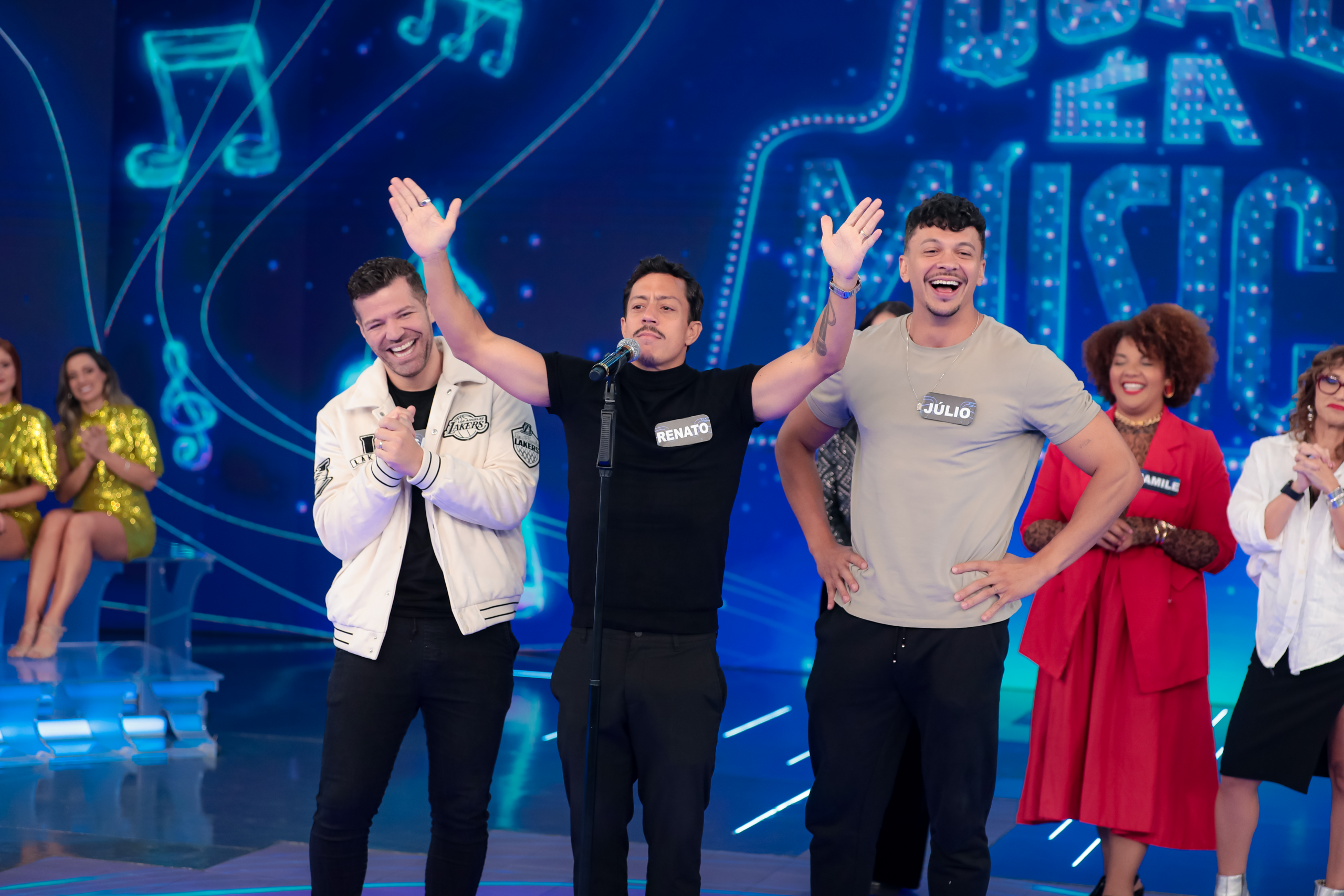 No Programa Silvio Santos com Patricia Abravanel, Luan Pereira, Gustavo Tubarão, Victor Sarro e Renato Albani comandam noite com Jogo das 3 Pistas